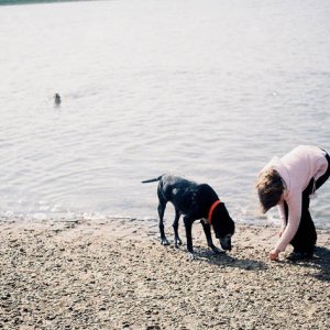 mary_and_Hyia_on_the_beach